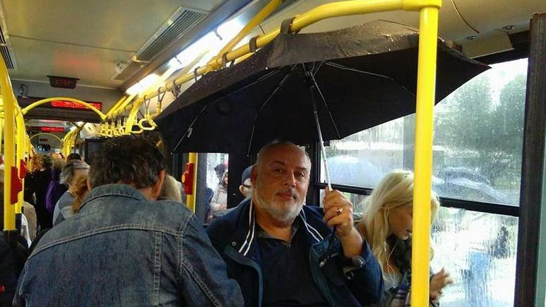 ΟΑΣΘ: Ο επιβάτης με την… ομπρέλα που έγινε viral