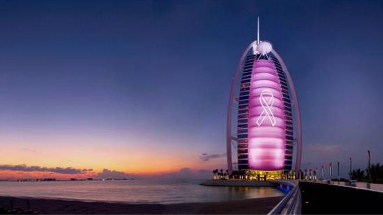 Ντουμπάι: Ο υψηλότερος ουρανοξύστης του κόσμου φωτίστηκε στα ρόζ