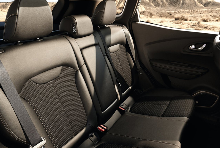 Άνετα και ευρύχωρα τα πίσω καθίσματα