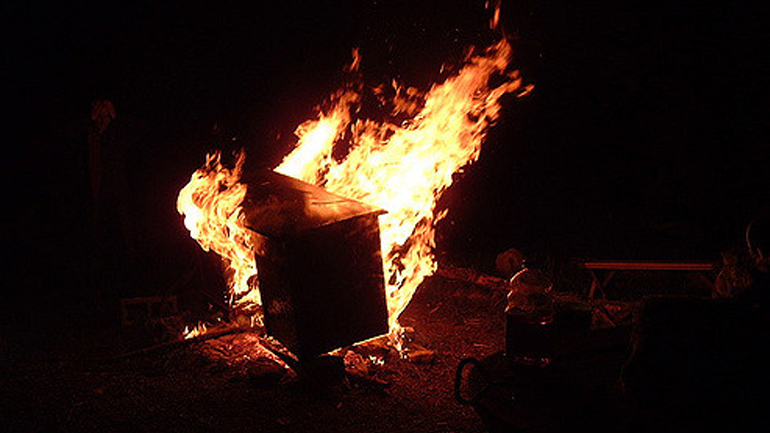 Λαμία: Έκαιγαν καρέκλες και θρανία – Δύο συλλήψεις σε υπό κατάληψη σχολείο