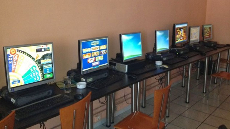 Άφωνοι έμειναν αστυνομικοί με 80χρονη που έπαιζε «φρουτάκια»