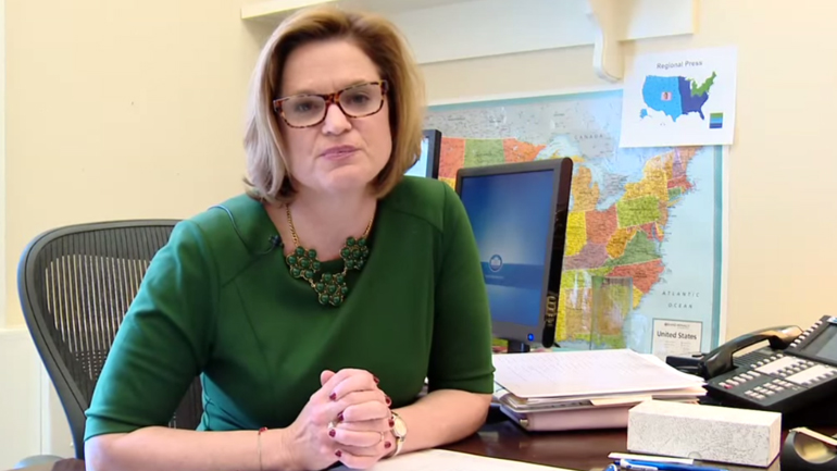 ΗΠΑ: Αποδοκιμάζει τις δηλώσεις Τραμπ η εκπρόσωπος της Κλίντον