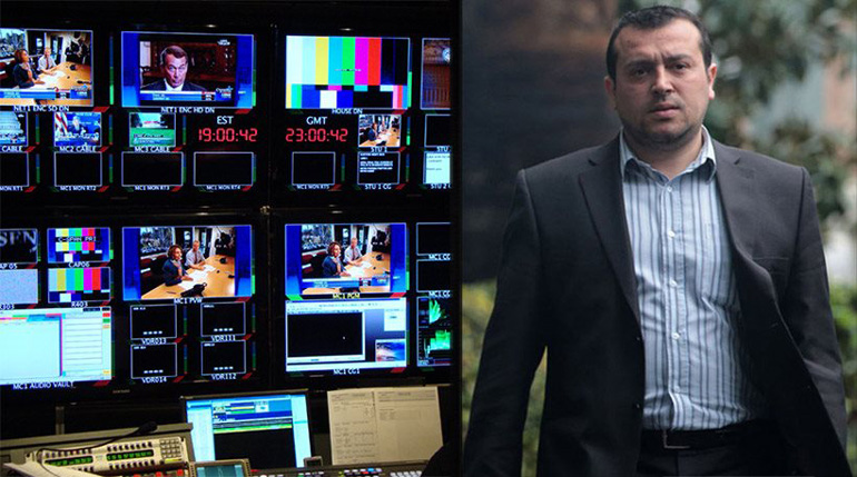 Ο υπουργός Επικρατείας, Νίκος Παππάς, υπογράφει την τροπολογία