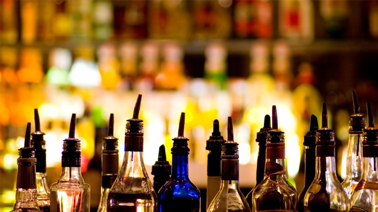 Ηράκλειο: Τους «τσάκωσαν» με λαθραία μπουκάλια αλκοόλ