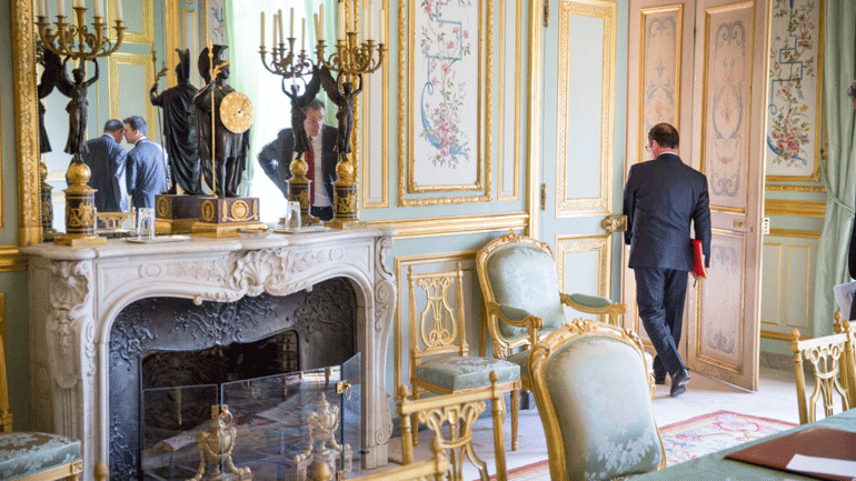 «Ο Ολάντ ζει τη μοναξιά των τελευταίων ημερών του στην προεδρία»