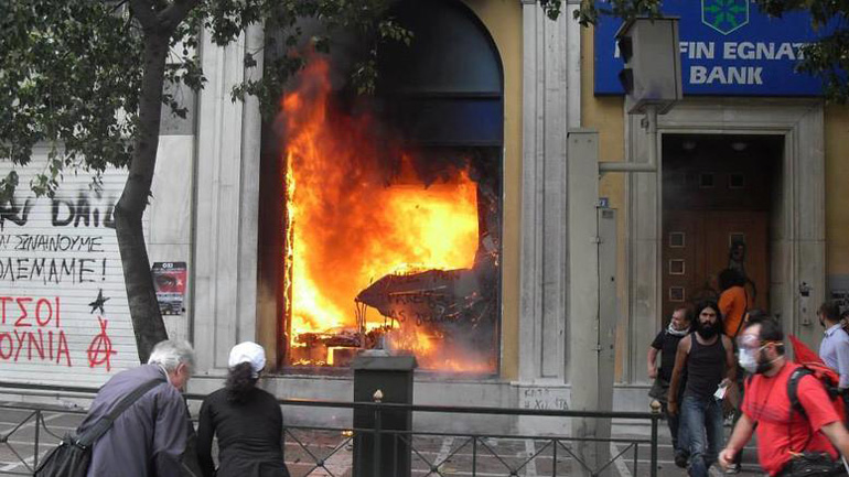 Δίκη για το έγκλημα στη Marfin: Δεν αναγνώρισαν οι μάρτυρες τους κατηγορούμενους – απείλησαν και τους πυροσβέστες