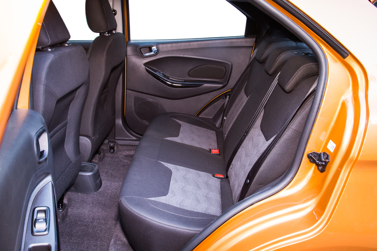 Μεγάλοι οι χώροι και για τους πίσω επιβάτες...