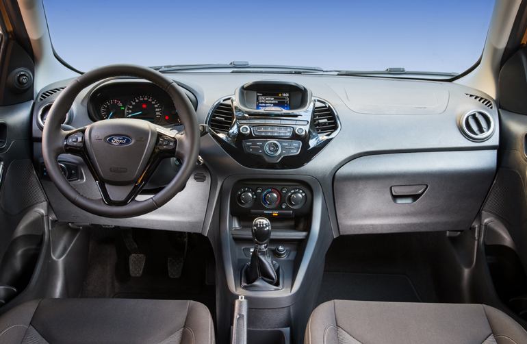 Η καμπίνα των επιβατών και η εικόνα της κεντρικής κονσόλας...