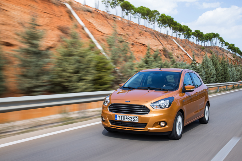 Το νέο Ford κινείται άνετα ακόμα και στον αυτοκινητόδρομο...