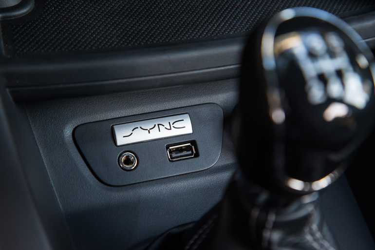 Θύρες AUX και USB...