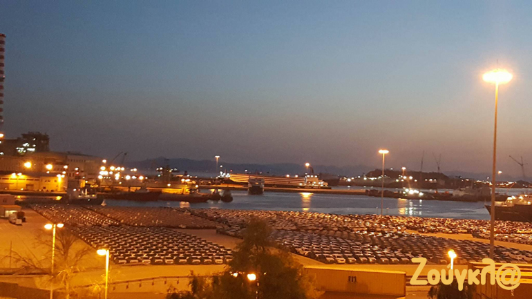 Εκατοντάδες αυτοκίνητα παρατεταγμένα στη σειρά περιμένουν να πάρουν το δρόμο τους...