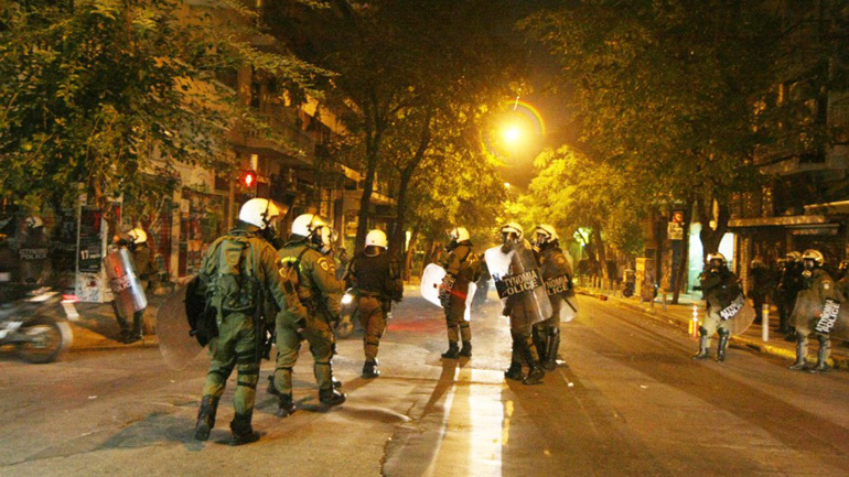 Επίθεση με μολότοφ σε διμοιρία των ΜΑΤ στα Εξάρχεια