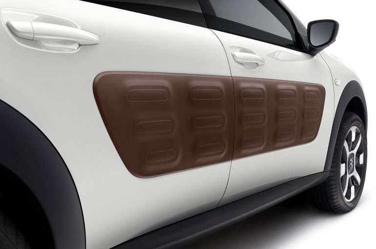 Τα προστατευτικά AIRBUMP στα πλαινά που προστατεύουν από τα χτυπήματα....