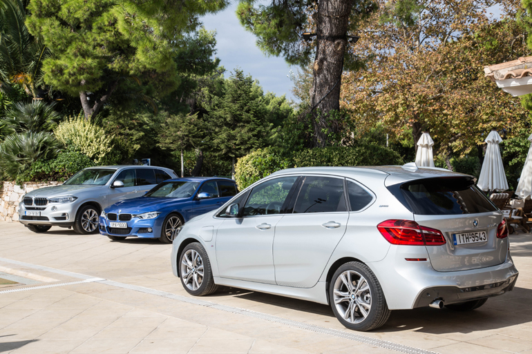 Από δεξιά: BMW Series 2 Active Tourer, BMW 330 και BMW X5. Και οι τρεις μπαίνουν στην πρίζα! (μπορού να κινηθούν και με βενζίνη)