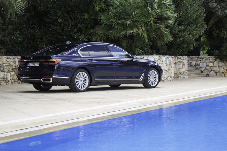 Η νέα Plug in hybrid BMW Series 7 που μπαίνει και στην πρίζα...