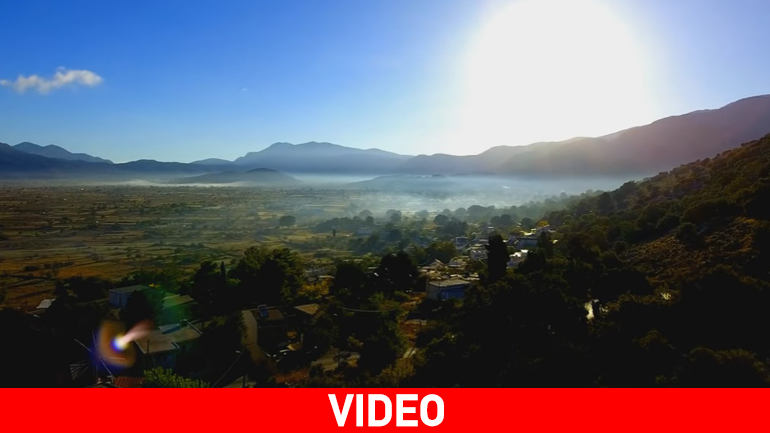 To Οροπέδιο Λασιθίου «λουσμένο» στην πρωινή ομίχλη