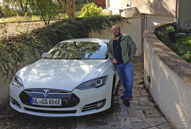 Καλά που... βρέθηκε ο Θάνος Τουρτούρας και ο επισκέπτης κατάφερε να φορτίσει το όχημά του!