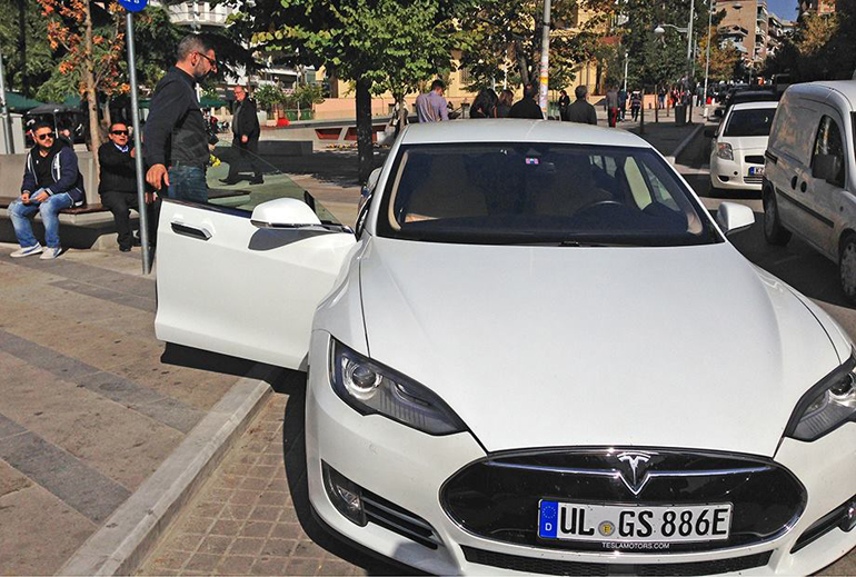 Να έχει έρθεις με ηλεκτρικό αυτοκίνητο στην Ελλάδα και να μην έχει μέρος να το φορτίσεις...