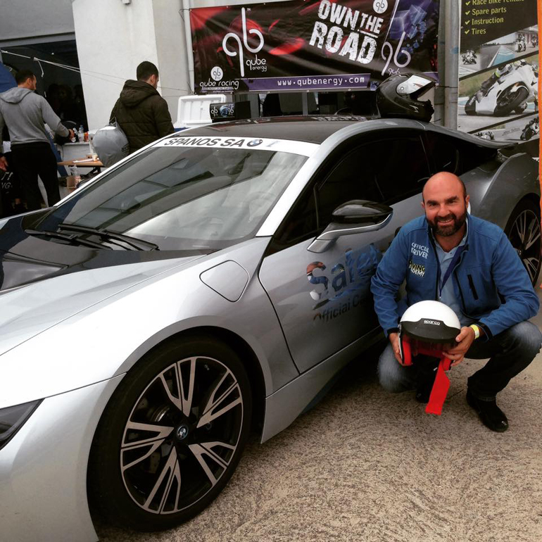 Ο Γιώργος Καραμέρης δίπλα στο εντυπωσιακό BMW i8...