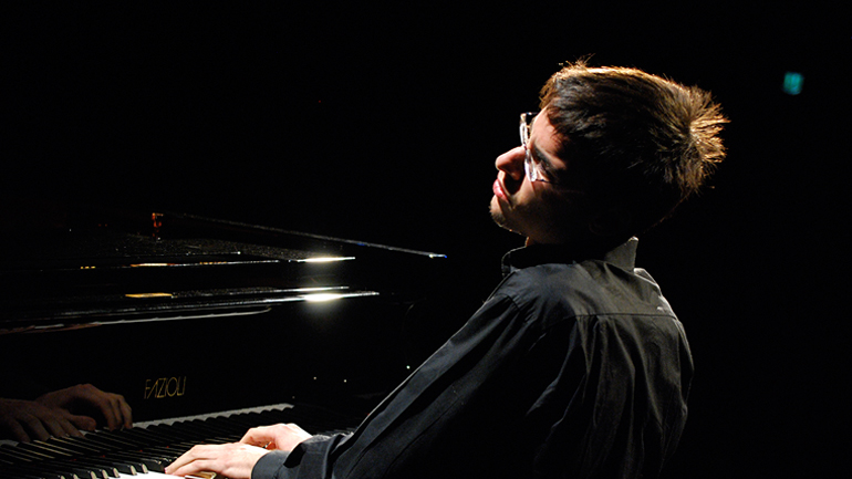 Ο Νικόλας Αναδολής με το τρίο του στη σκηνή του Half Note Jazz Club