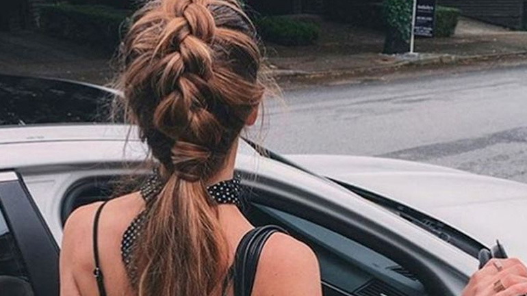 Το ponytail που θα σε βγάλει ασπροπρόσωπη από το πρωί μέχρι το βράδυ