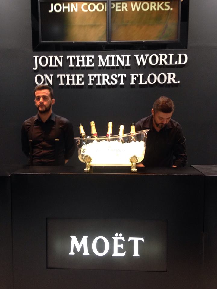 Με σαμπάνια MOET γιόρτασαν τα εγκαίνια της νέας αντιπροσωπείας MINI στην Αθήνα...