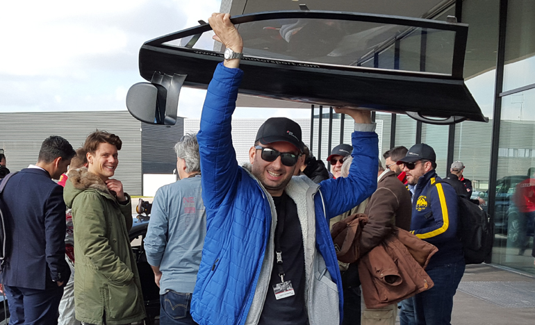 Μία πόρτα από ανθρακόνημα είναι πανάλαφρη και μπορείς να τη σηκώσεις για πλάκα...