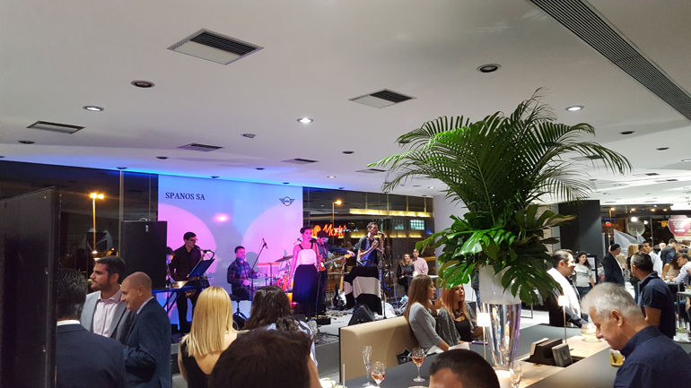 Η νέα αντιπροσωπεία MINI είναι εντυπωσιακή από όποια πλευρά και να τη δει κανείς... 