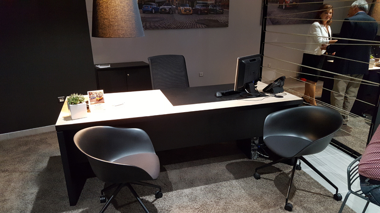 Ιδιαίτερα προσεγμένος ο χώρος που συζητά ο πωλητής με τον πελάτη... 