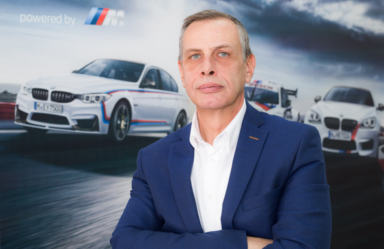 Ο training manager του BMW Group Hellas Φώτης Τέμπελος θεωρεί πως το ανθρακόνημα είναι το υλικό του μέλλοντος...