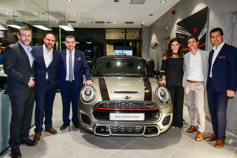 Γιώργος και Μαρία Σπανού με στελέχη της MINI...