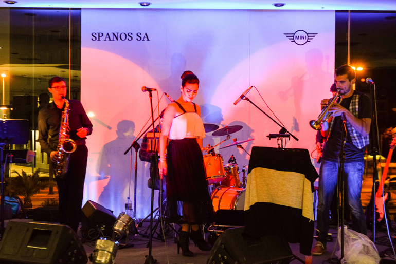 Και μουσικό συγκρότημα την ημέρα των εγκαινίων... 