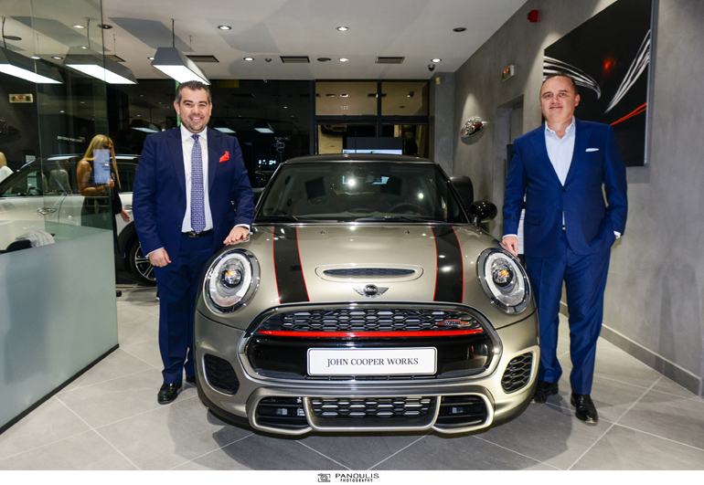 Ο πρόεδρος και διευθύνων σύμβουλος του BMW Group Hellas, Karim Christian Ηaririan (δεξιά) με τον ιδιοκτήτη της MINI Σπανός Α.Ε. Γιώργο Σπανό...