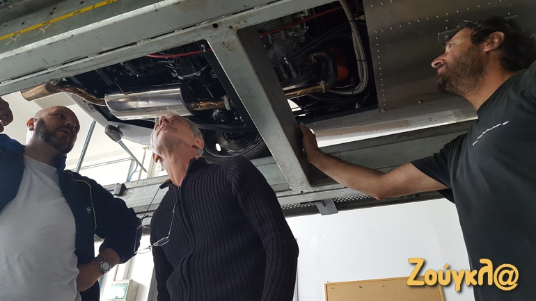 Έλεγχος στο κάτω μέρος του αυτοκινήτου...