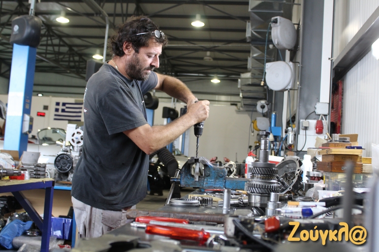 Πολλές εργασίες γίνονται στο χέρι από συνεργάτες με πάθος γι' αυτό που κάνουν... 