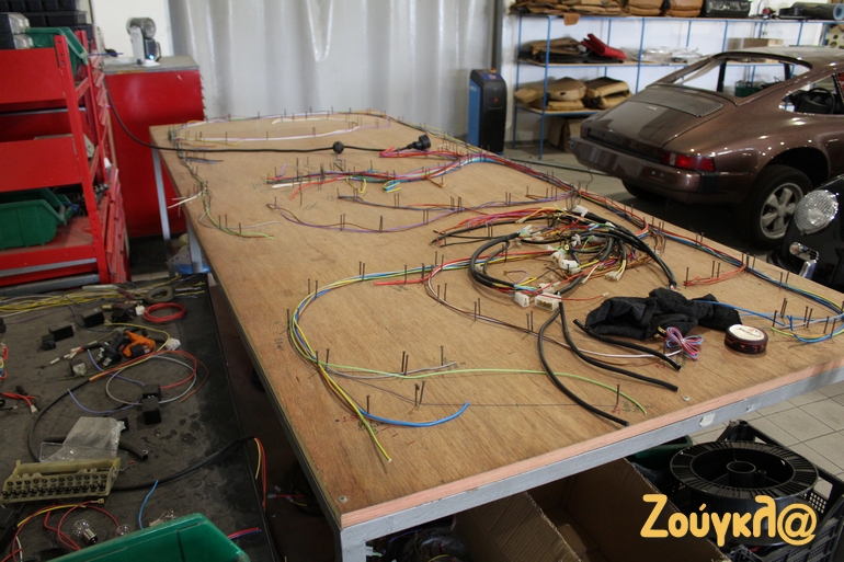 Καλώδια ετοιμάζονται στα σωστά μέτρα μέχρι να πάρουν τη θέση τους... 