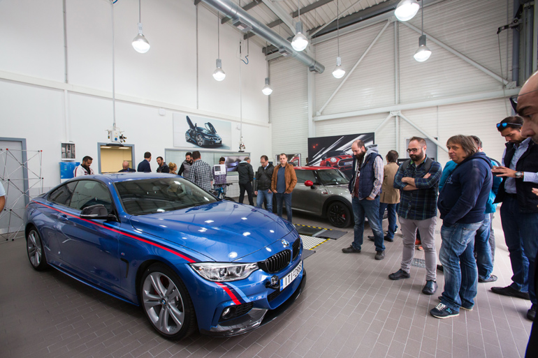 Στον εκπαιδευτικό χώρο συνεργείου μπορείς να ενημερωθείς για πολλά νέα προϊόντα των εταιρειών BMW και MINI 