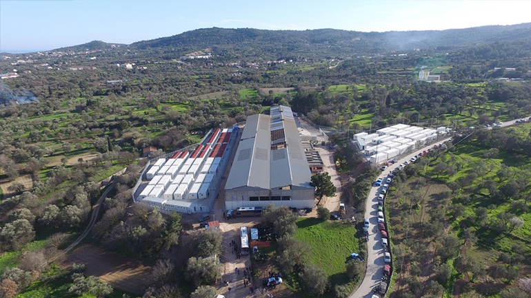 Πρόσφυγες απέκλεισαν τις εισόδους hot spot στη Χίο