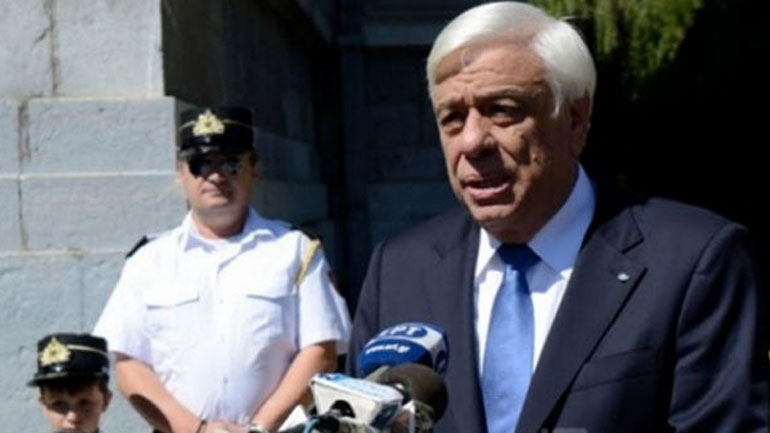 Επίτιμος δημότης Μυκόνου ανακηρύχθηκε ο Παυλόπουλος με αναφορές στον Καραμανλή