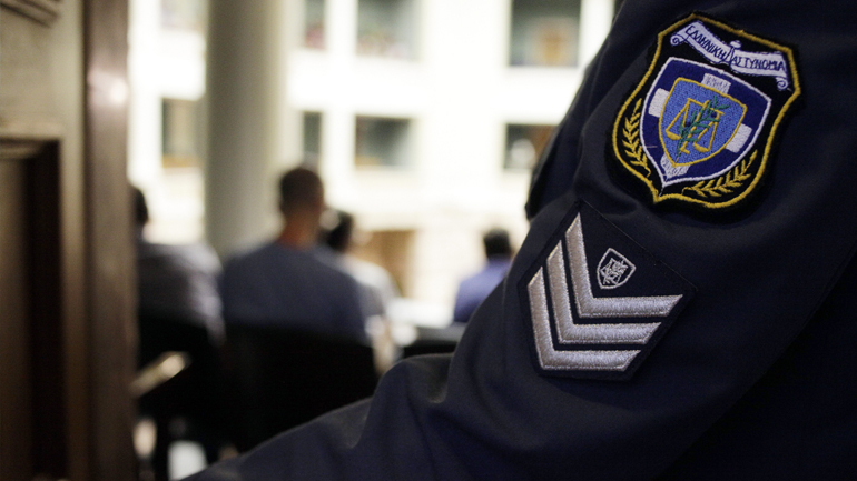 Προσποιήθηκαν τους αστυνομικούς και άρπαξαν 1.500 ευρώ στις Σέρρες