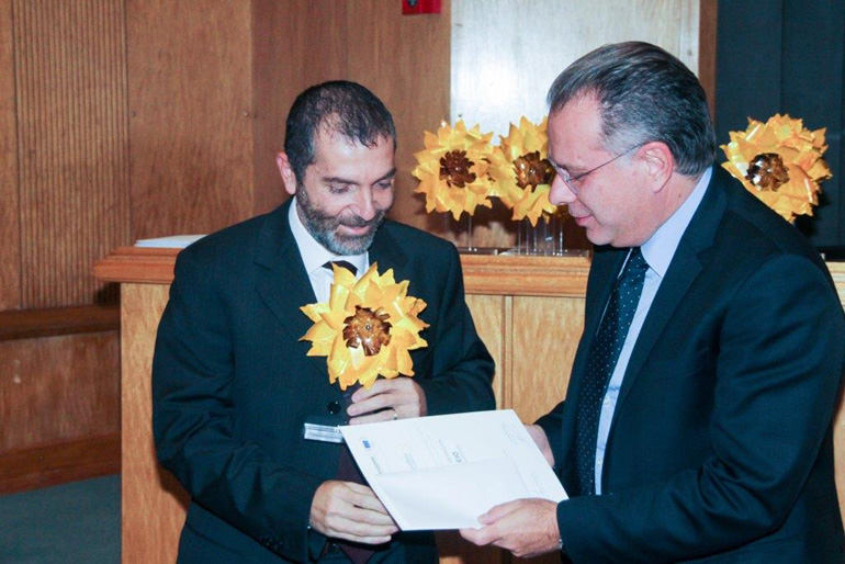 Ο κ. Καραχάννας παραλαμβάνει το βραβείο από τον βουλευτή της ΝΔ κ. Γιώργο Κουμουτσάκο