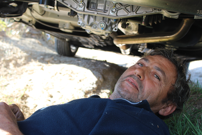 Ο Στέφανος Αττάρτ είναι εκπαιδευτής οχημάτων 4x4. Έχει οδηγήσει τα... πάντα, έχει τρέξει σε εκατοντάδες αγώνες τους οποίους έχει τερματίσει σε απίστευτα υψηλό ποσοστό και εντυπωσιάστηκε όταν έπεσε κάτω από το αυτοκίνητο και είδε την κατασκευή του SX4 S-Cross...