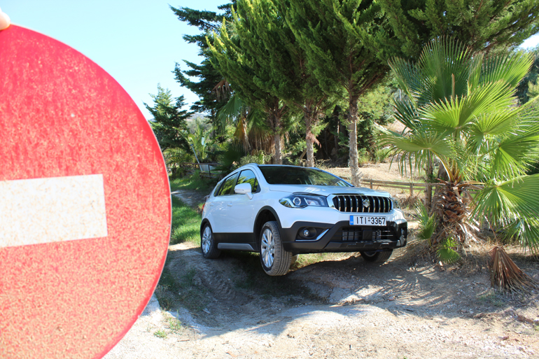 Εκεί που κάποιοι δρόμοι είναι απαγορευτικοί το SX4 S-Cross συνεχίζει...