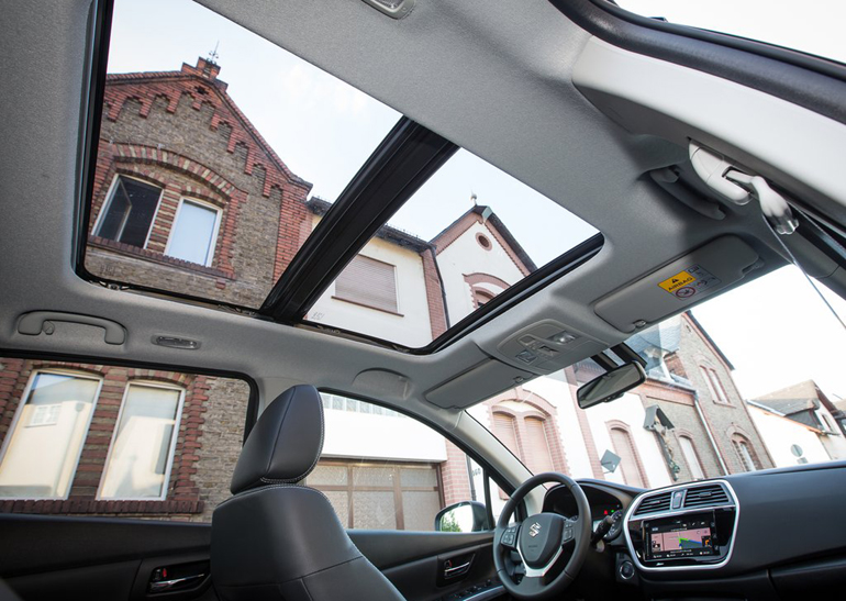 Για όσους θέλουν να διαθέσουν περισσότερα χρήματα υπάρχει και επιλογή με τεράστια γυάλινη οροφή...