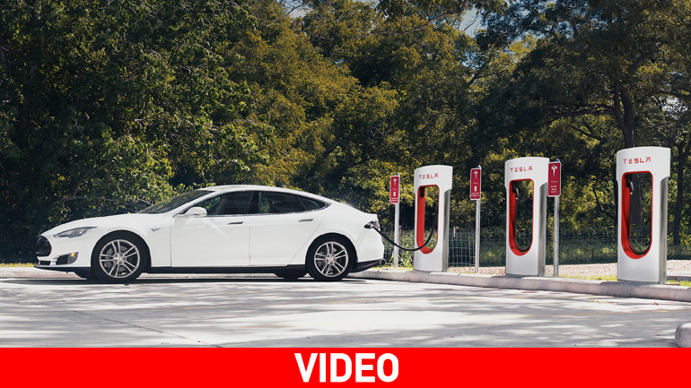 Τα αυτοκίνητα Tesla κάνουν τα πάντα μόνα τους!