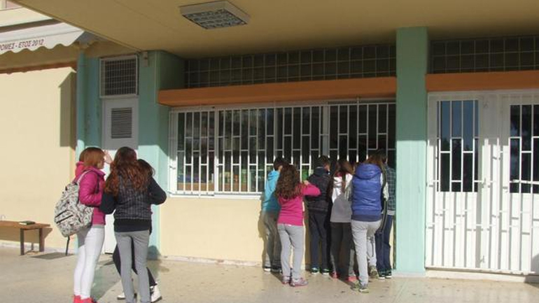 «Ποντικός» τρύπωσε στο κυλικείο δημοτικού