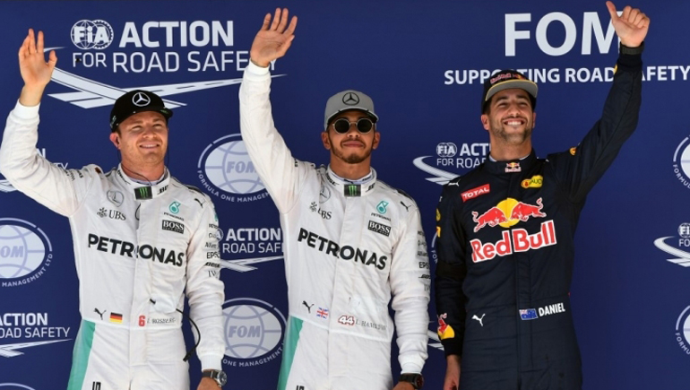 Οι τρεις ταχύτεροι πιλότοι των σημερινών κατατακτήριων δοκιμών στις ΗΠΑ: Hamilton (μέση), Rosberg (αριστερά) και Ricciardo