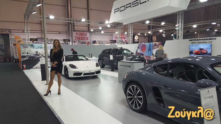 Με τέσσερα (;) sexy μοντέλα η Porsche στην έκθεση αυτοκινήτου...