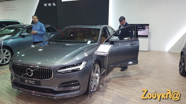 O Έκτορας Μποτρίνι με το νέο Volvo S90...