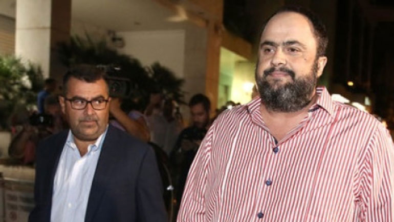 O Koυρτάκης (επικεφαλής των Παραπολιτικών) με τον Βαγγέλη Μαρινάκη μετά την απόκτηση τηλεοπτικής άδειας